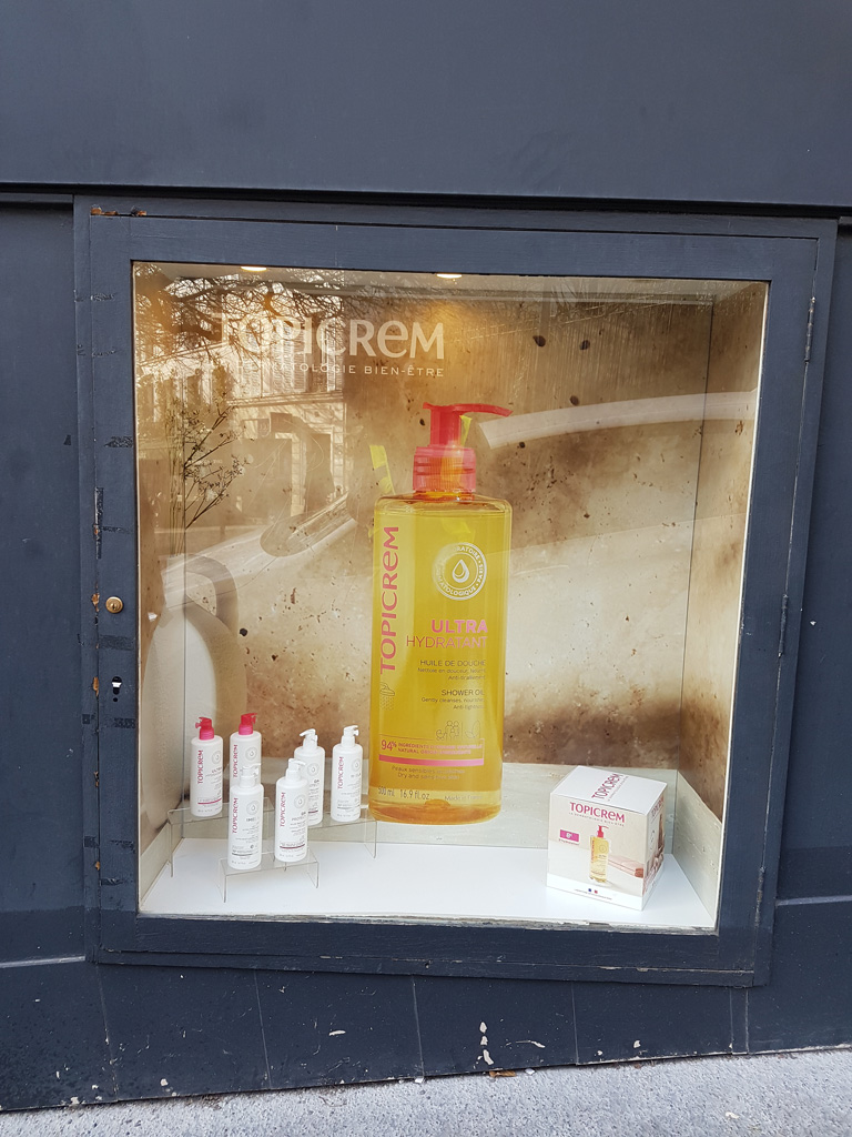 Poseur adhésif, signalétique et installation de décors