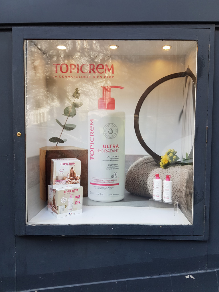 Poseur adhésif, sticker Paris et installation de décors