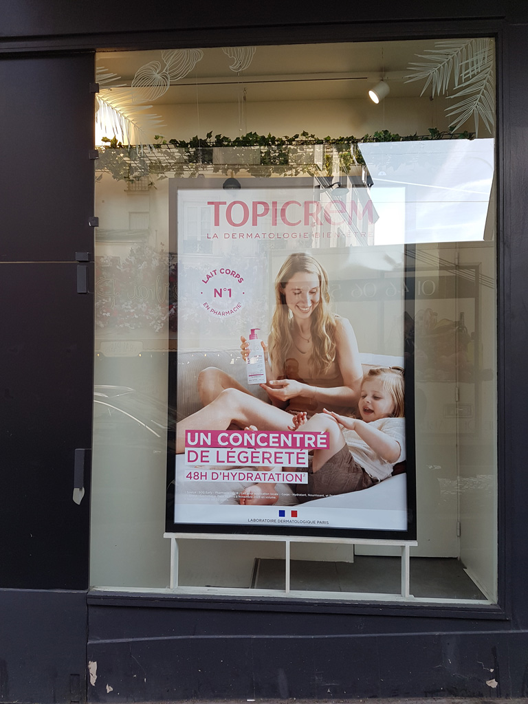 Poseur sticker Paris, signalétique et installation de décors