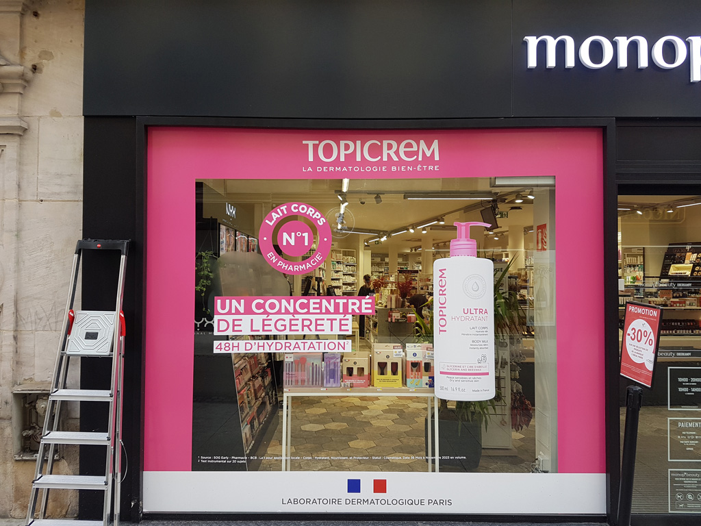 Poseur adhésif, signalétique et installation de décors