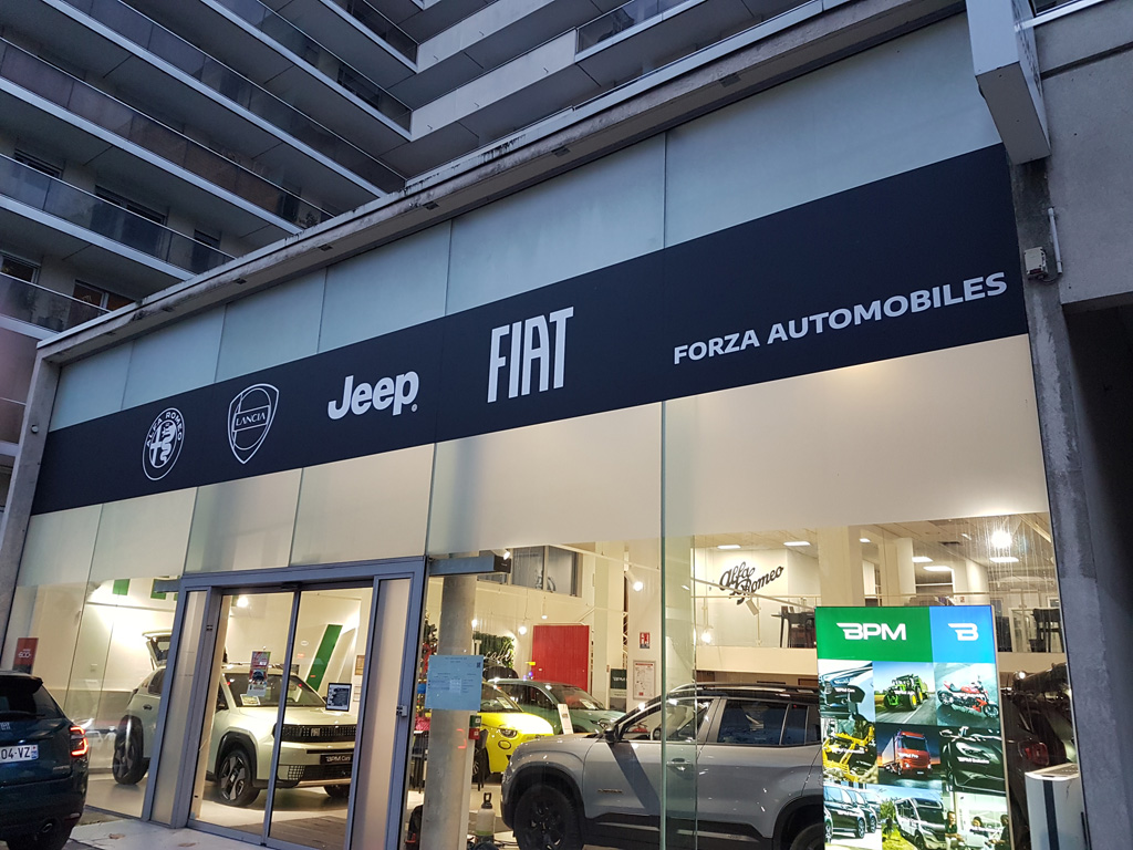 Poseur films adhésifs Paris, signalétique et installation de décors