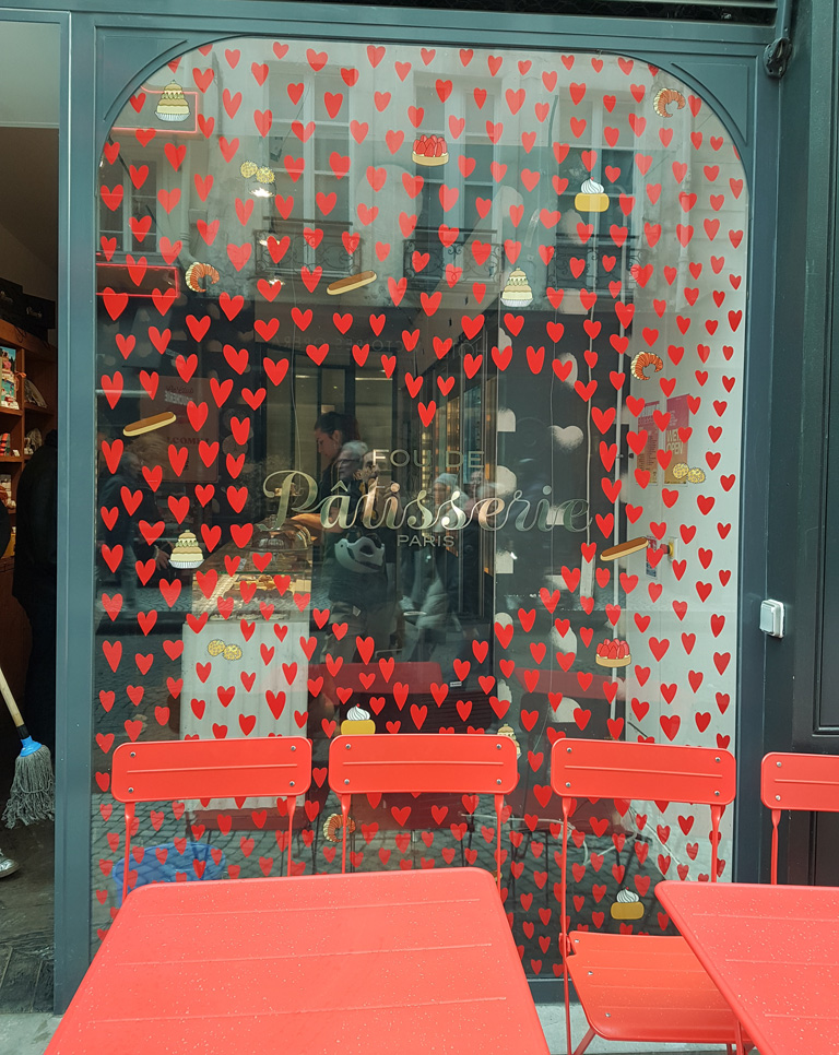 Poseur adhésif, signalétique et installation de décors