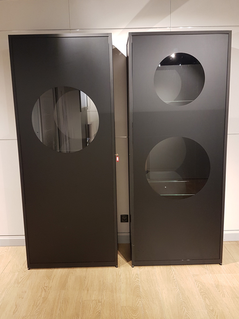 Poseur signalétique Paris, vitrophanie, adhésif et installation de décors