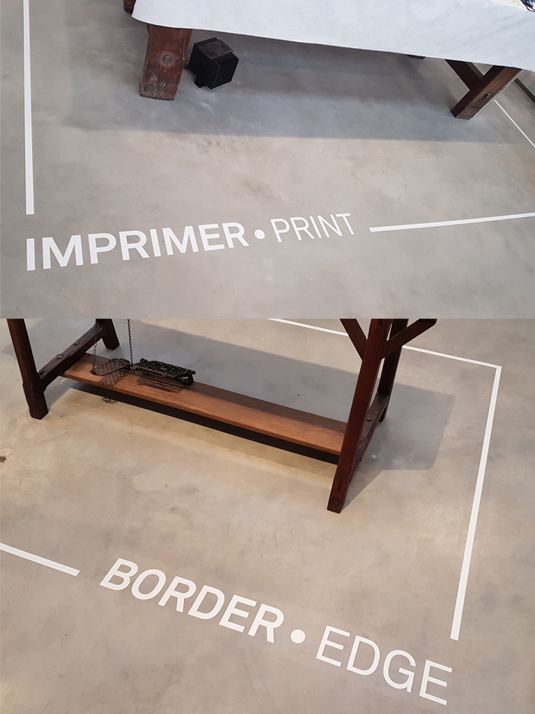 Poseur adhésif, signalétique et installation de décors